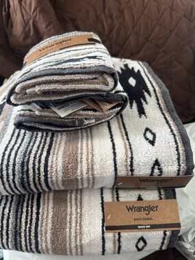 Wrangler Black, White & Brown Aztec 2 bath + 2 Hand Towel Set - NWT